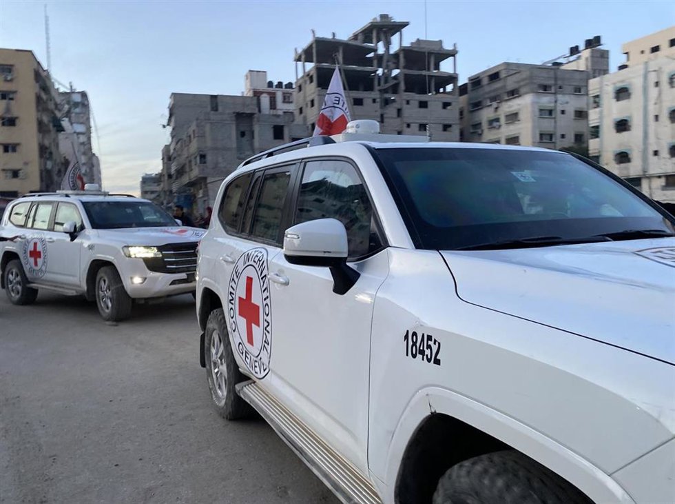 Archivo - Imagenn de archivo de varios vehículos del Comité Internacional de Cruz Roja en Gaza.