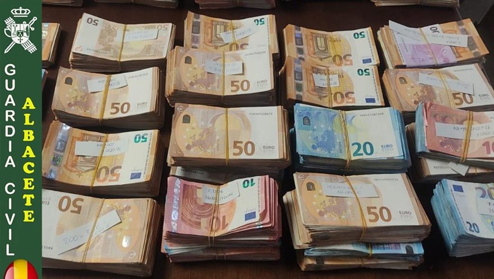 Archivo - Dinero intervenido en el operativo.
