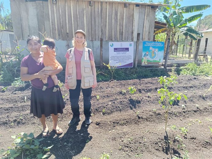 Archivo - Imagen de archivo de la directora de la Agencia Asturiana de Cooperación al Desarrollo, Beatriz Coto, durante una visita a la comunidad El Caoba, ubicada en el municipio de Poptún (Guatemala).