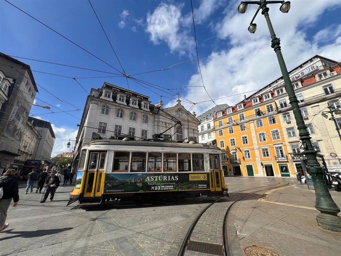 Tranvía de Lisboa con imágenes promocionales del Principado de Asturias.