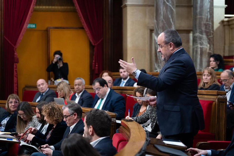 El presidente del Partido Popular de Cataluña, Alejandro Fernández,  durante una sesión de control al Govern, en el Parlament, a 26 de febrero de 2025, en Barcelona, Cataluña (España). El Parlament debate a partir de hoy el decreto ley de medidas urgent