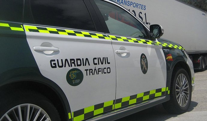 Archivo - Imagen de archivo de guardia civil de tráfico.