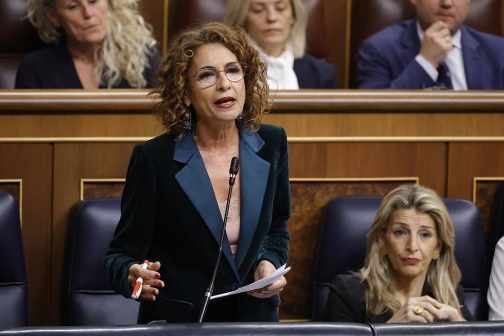 La vicepresidenta primera y ministra de Hacienda, María Jesús Montero, interviene durante una sesión de control al Gobierno en el Congreso de los Diputados, a 26 de febrero de 2025, en Madrid (España). El Gobierno hace frente a una nueva sesión de contr