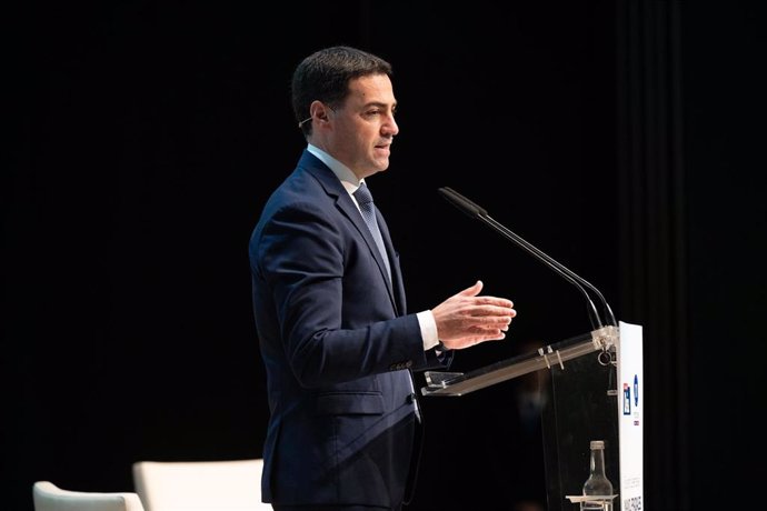 El Lehendakari, Imanol Pradales, durante su participación en el foro organizado por Deia en Bilbao