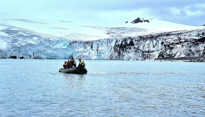 Imagen de la instalación de sensores por parte del CSIC en el océano Antártico.