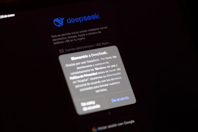 Una persona prueba el asistente DeepSeek