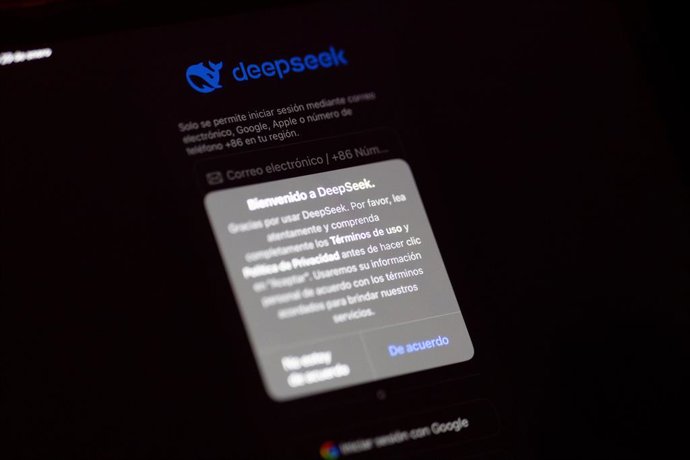 Uma pessoa experimenta o assistente DeepSeek, em 29 de janeiro de 2025, em Madri, Espanha. O assistente DeepSeek chegou  App Store em 11 de janeiro e alcanou o primeiro lugar na Apple Store nos EUA,  frente do ChatG.