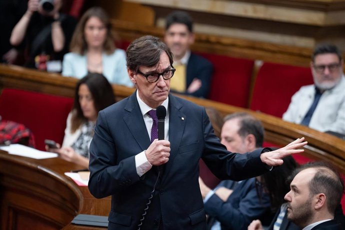 El president de la Generalitat, Salvador Illa,  durante una sesión de control al Govern, en el Parlament, a 26 de febrero de 2025, en Barcelona, Cataluña (España). 