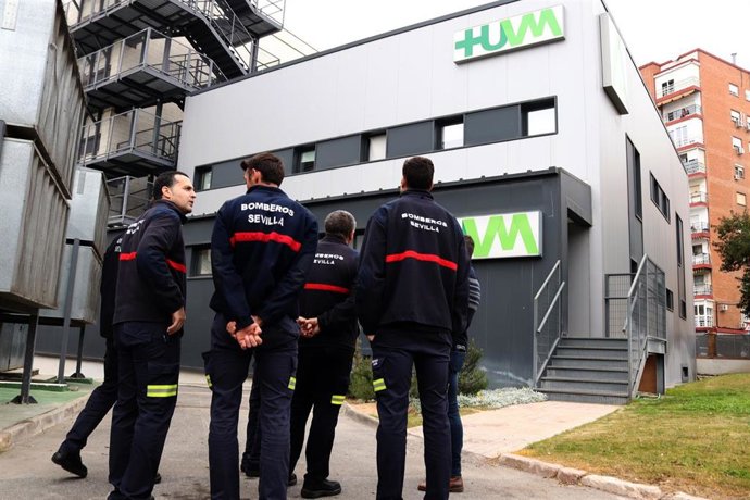 Bomberos analizan las vías de evacuación y sistemas contraincendios del centro sanitario.