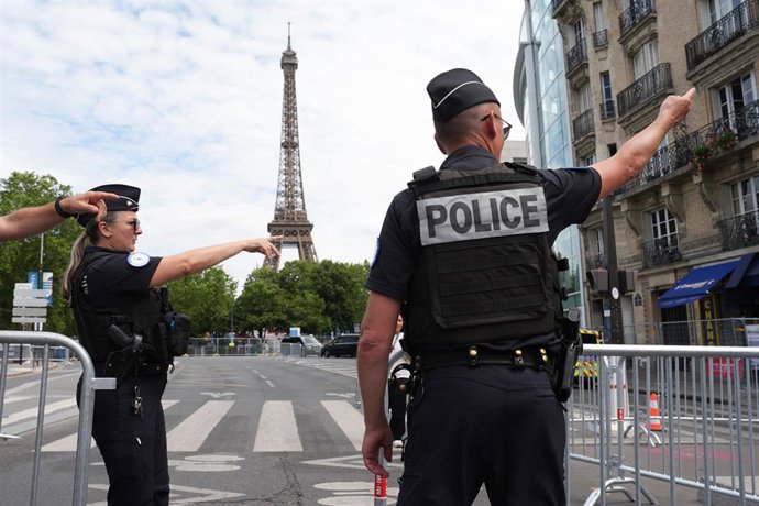 Archivo - Varios agentes de la Policía francesa frente a la Torre Eiffel de París