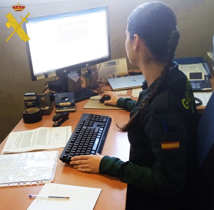 Una agente de la Guardia Civil de Almería durante labores de investigación en dependencias oficiales.