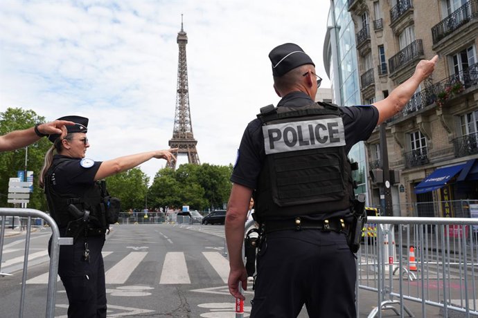 Archivo - 25 July 2024, France, Paris: Police officers stand at a barrier in front of the Eiffel Tower, ahead of the Paris 2024 Olympic Games. Photo: Marcus Brandt/dpa