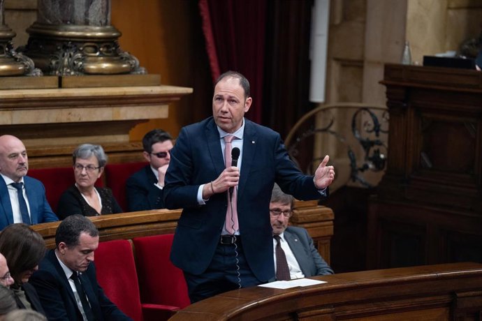 El conseller de Deportes de la Generalitat, Berni Álvarez, en la sesión de control en el Parlament.