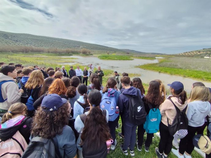 Participantes en la jornada de reforestación de la Laguna de Jarata.