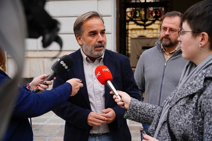 Archivo - El concejal del PSOE Jacobo Calvo atiende a los medios en presencia del edil Juanjo Ibáñez en una imagen reciente