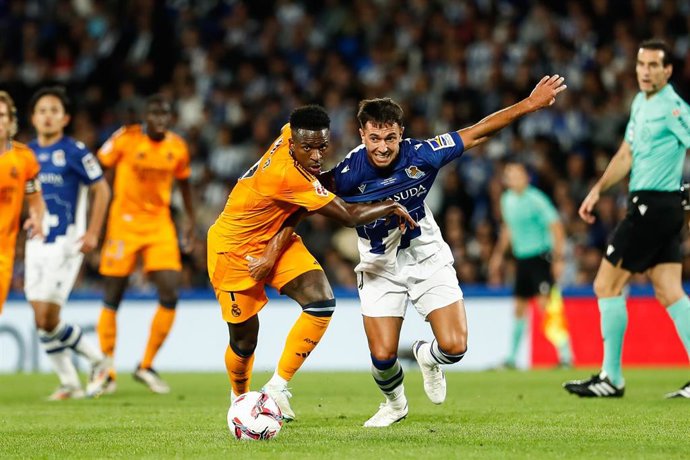 Archivo - Vinicius Junior (Real Madrid) y Martin Zubimendi (Real Sociedad) durante una acción en el partido de Liga entre Real Sociedad y Real Madrid.
