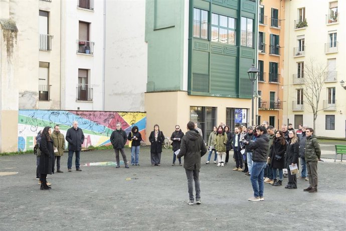 La Gerencia de Urbanismo y la Comisión de Urbanismo del Ayuntamiento de Pamplona visitan la plaza de Santa Ana.