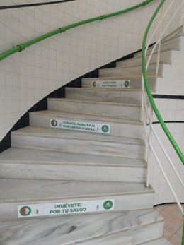 Letretos animando a usar las escaleras en un centro de salud de La Línea
