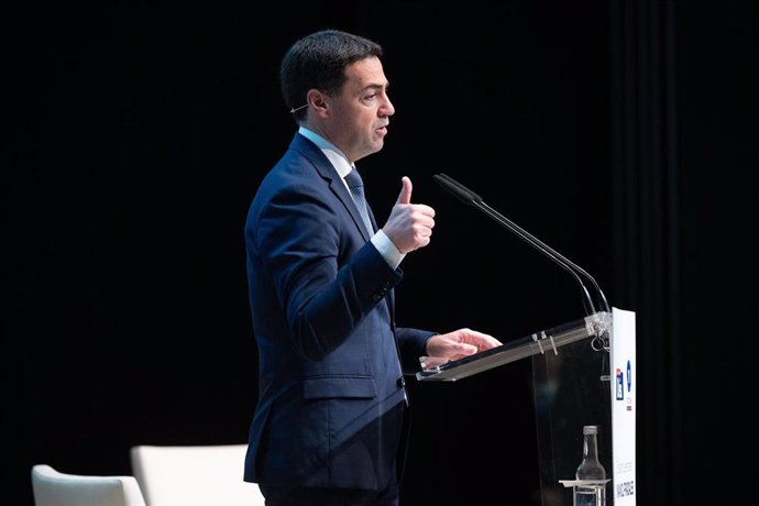 El Lehendakari, Imanol Pradales, en el foro Deia en el Palacio Euskalduna en Bilbao.