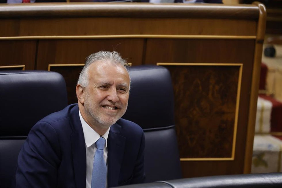 El ministro de Política Territorial y Memoria Democrática, Ángel Víctor Torres, durante una sesión de control al Gobierno en el Congreso de los Diputados, a 26 de febrero de 2025, en Madrid (España).