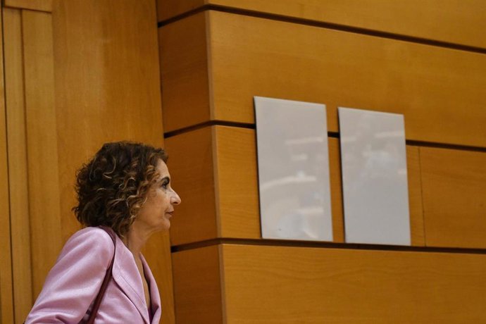 La vicepresidenta primera y ministra de Hacienda, María Jesús Montero, durante una sesión de control, en el Senado, a 25 de febrero de 2025, en Madrid (España). El Gobierno responde una semana más a las preguntas del Senado en una sesión de control marcad