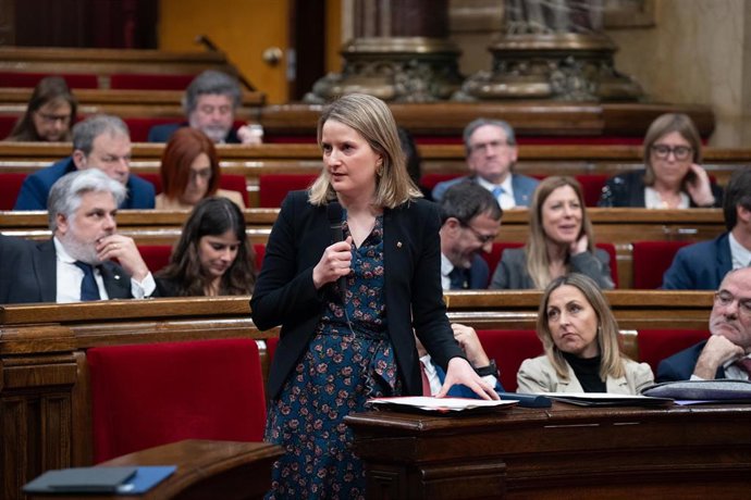 La consellera de Derechos Sociales e Inclusión de la Generalitat, Mònica Martínez Bravo, durante la sesión de control al Govern en el Parlament
