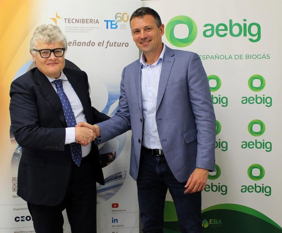 Joan Franco, presidente de Tecniberia, y Luis Puchades, presidente de Aebig, tras la firma del convenio