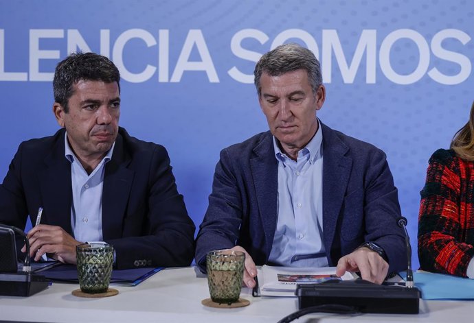 Archivo - Arxiu- El president de la Generalitat Valenciana i del PPCV, Carlos Mazón (e) i el president del Partit Popular, Alberto Núñez Feijóo.