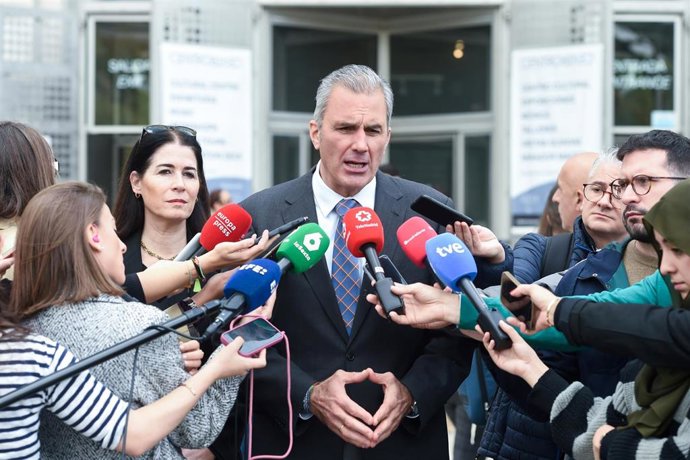 Archivo - El portavoz de VOX, Javier Ortega Smith, atiende a los medios de comunicación.