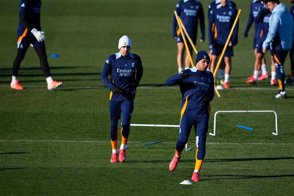 Archivo - Federico Valverde y Kylian Mbappé durante un entrenamiento del Real Madrid