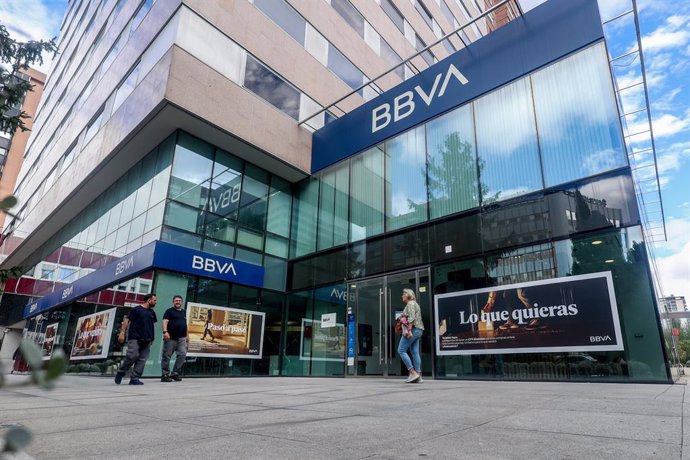 Archivo - Una sucursal del BBVA, a 26 de septiembre de 2024, en Madrid (España). BBVA abonará a sus accionistas el próximo 10 de octubre un dividendo a cuenta de los resultados de 2024 de 0,29 euros brutos por título, un 81% más que un año antes, según ha