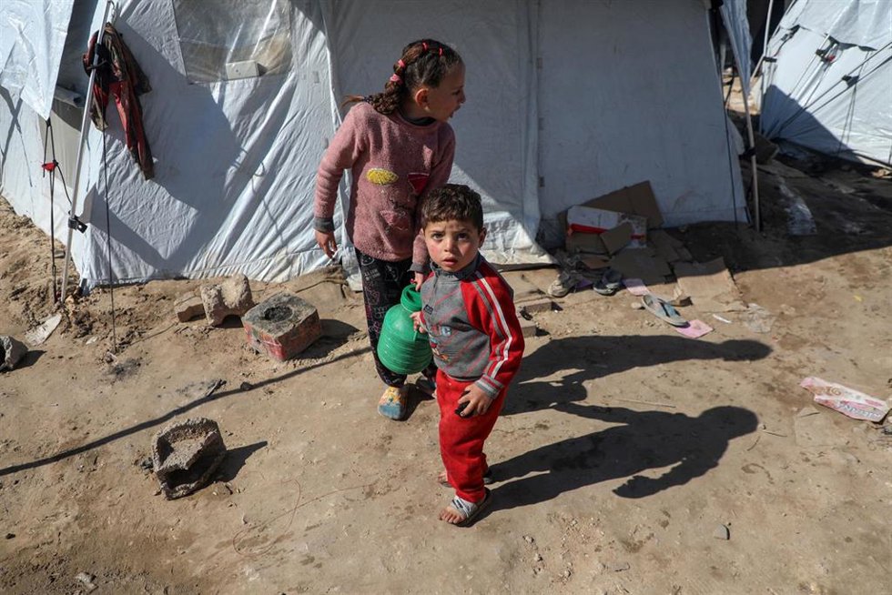 Niños palestinos desplazados en un campamento en la ciudad de Gaza, en el norte de la Franja de Gaza (archivo)