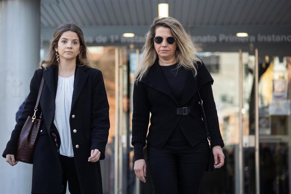 La asesora de Begoña Gómez en Moncloa Cristina Álvarez (d) sale de declarar a los juzgados de Plaza de Castilla, a 26 de febrero de 2025, en Madrid (España).