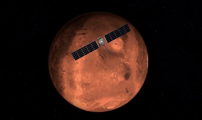 Este concepto artístico muestra la nave Europa Clipper de la NASA mientras sobrevuela Marte, utilizando la fuerza gravitacional del planeta para alterar la trayectoria de la nave espacial en su camino hacia el sistema de Júpiter.