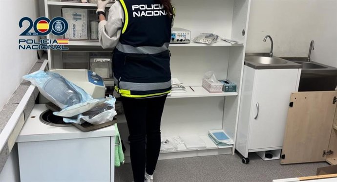 La Policía clausura un quirófano clandestino en una vivienda de Madrid que hacía aumentos de pecho y liposucciones