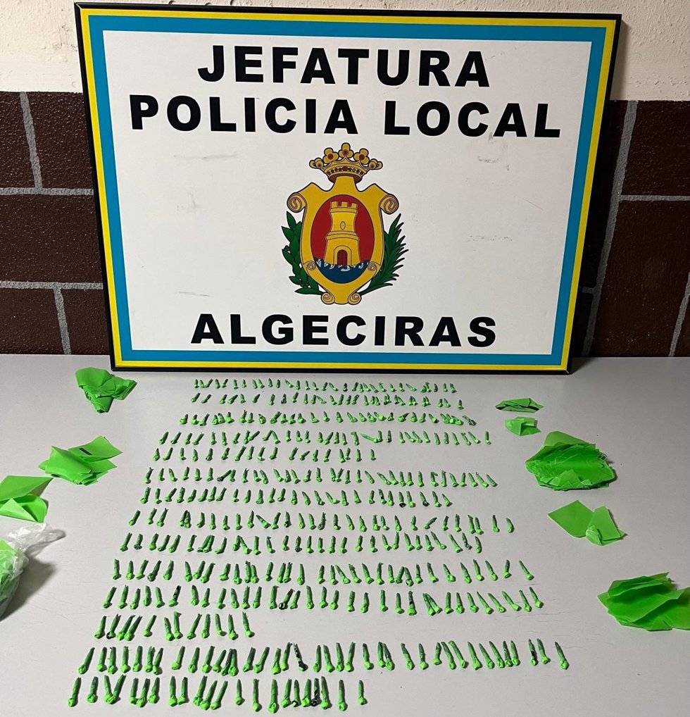 Dosis de droga hallada en el forro del abrigo de una mujer en Algeciras.