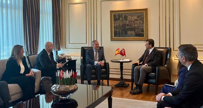 Reunión de Sanz en Estambul con su hómologo turco para "fortalecer la cooperación" entre ambas ciudades.