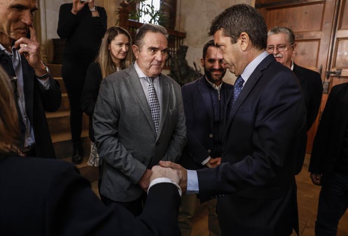 El president de la Generalitat Valenciana, Carlos Mazón (1d), i el vicepresident segon i conseller per a la Recuperació Econòmica i Social, Francisco José Gan Pampols (1e), durant una trobada al Palau de la Generalitat