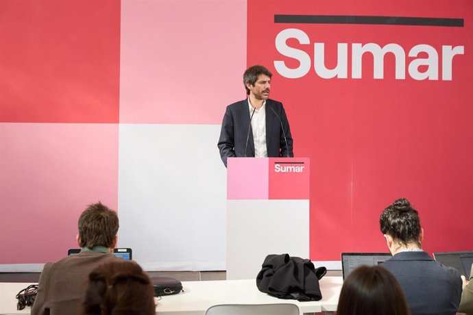 El portavoz de Sumar, Ernest Urtasun, durante una rueda de prensa en el Espacio Rastro, a 17 de febrero de 2025, en Madrid (España).
