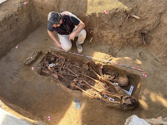 Fosa con cuerpos hallados en el Cementerio de la Estación de San Roque (Cádiz)
