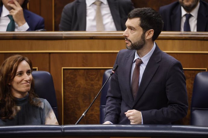 El ministro de Derechos Sociales y Agenda 2030, Pablo Bustinduy, interviene durante una sesión de control al Gobierno en el Congreso de los Diputados, a 26 de febrero de 2025, en Madrid (España). El Gobierno hace frente a una nueva sesión de control en el