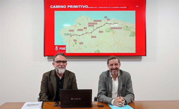 Rueda de prensa del portavoz del PSOE en el Ayuntamiento de Oviedo, Carlos Fernández Llaneza, y el concejal Juan Álvarez Areces sobre el Camino de Santiago Primitivo.