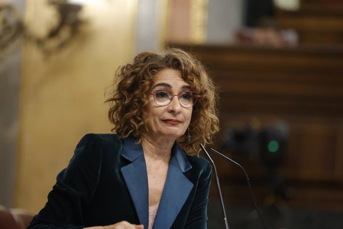 La vicepresidenta primera y ministra de Hacienda, María Jesús Montero, interviene durante una sesión plenaria en el Congreso de los Diputados, a 26 de febrero de 2025, en Madrid (España).