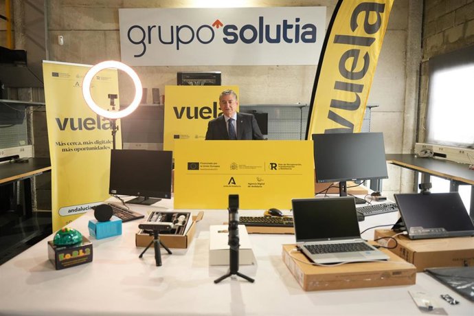 El consejero de la Presidencia, Interior, Diálogo Social y Simplificación Administrativa, Antonio Sanz, anuncia el suministro de 14.630 nuevas unidades de equipamiento informático en más de 770 'Puntos Vuela'.