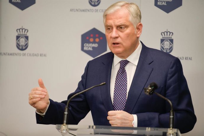 El alcalde de Ciudad Real, Francisco Cañizares, durante la rueda de prensa.