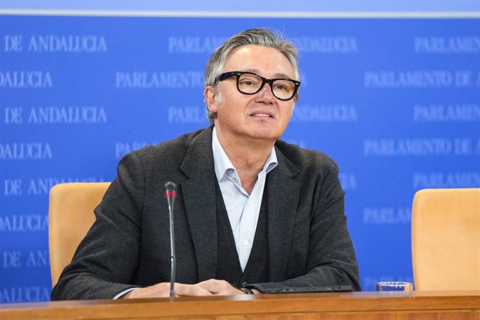 El portavoz del Grupo Parlamentario Vox, Manuel Gavira, durante la ronda de ruedas de prensa de portavoces de los grupos parlamentarios en el Parlamento de Andalucía, a 26 de febrero de 2025 en Sevilla (Andalucía, España). Los portavoces de los grupos par