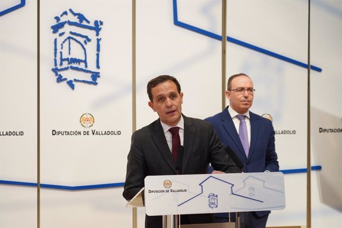 El presidente de la Diputación de Valladolid, Conrado Íscar, y el vicepresidente y diputado responsable del Área de Hacienda, Personal y Régimen Interno, Víctor Alonso Monge, en la presentación de la Liquidación de los Presupuestos de 2024.