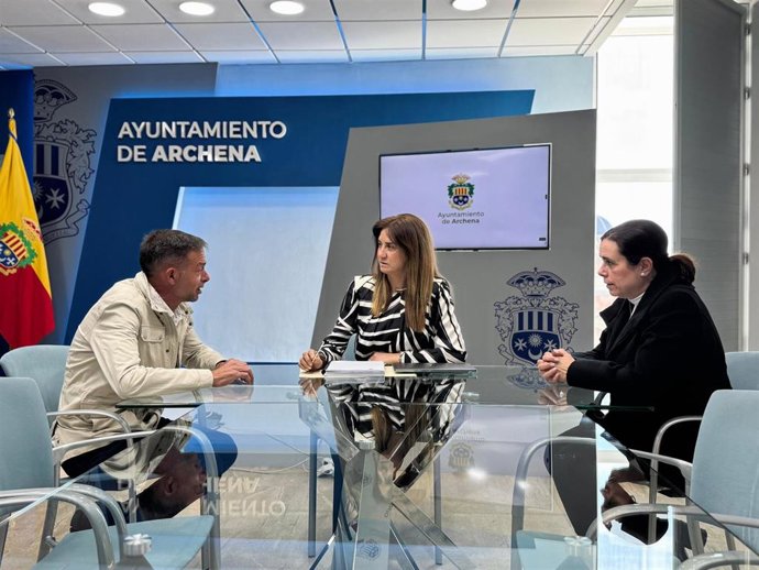 La alcaldesa de Archena, Patricia Fernández, recibe en el Ayuntamiento a Jesús Pay, presidente de Archena Express, quien asume el cargo de nuevo presidente de la Federación de Comercio de la Región de Murcia (COREMUR)
