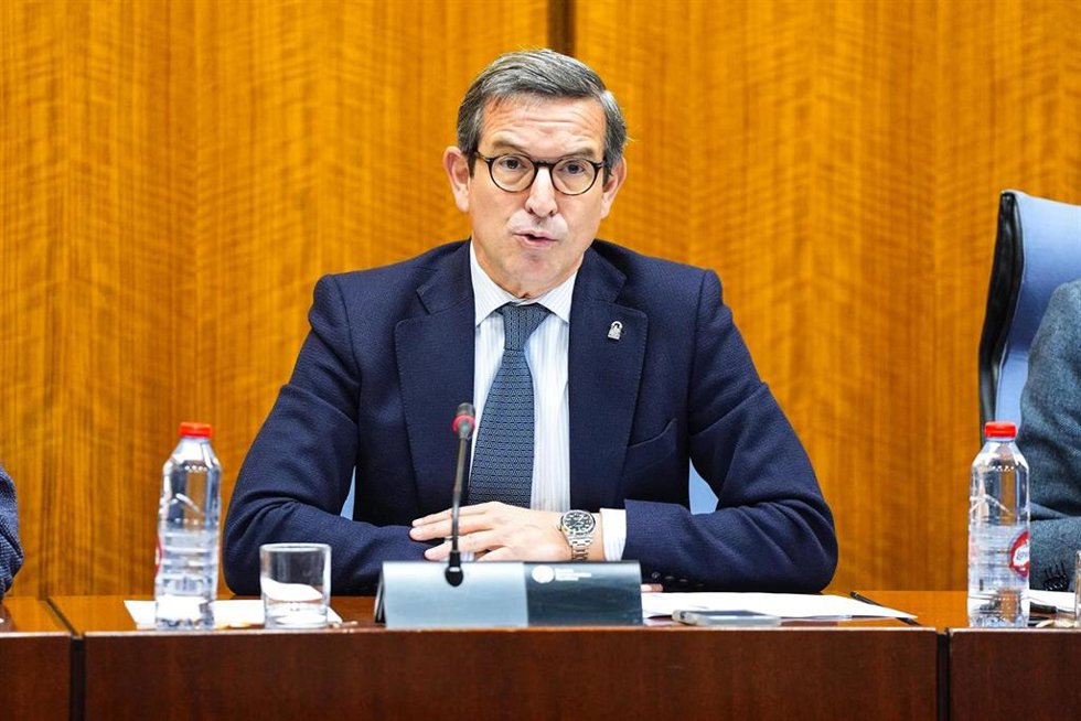 El consejero de Industria, Energía y Minas, Jorge Paradela, en comisión parlamentaria.
