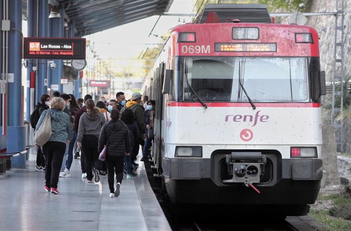 Archivo - Varias personas entran en un tren de la Estación de Tren Príncipe Pío 